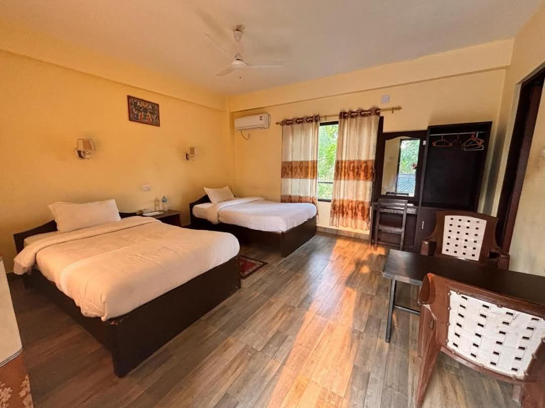 Silent Park Hotel Sauraha Ngoại thất bức ảnh