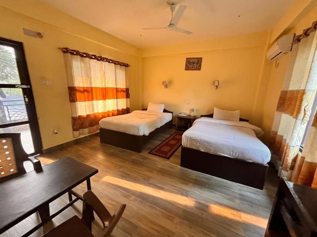 Silent Park Hotel Sauraha Ngoại thất bức ảnh